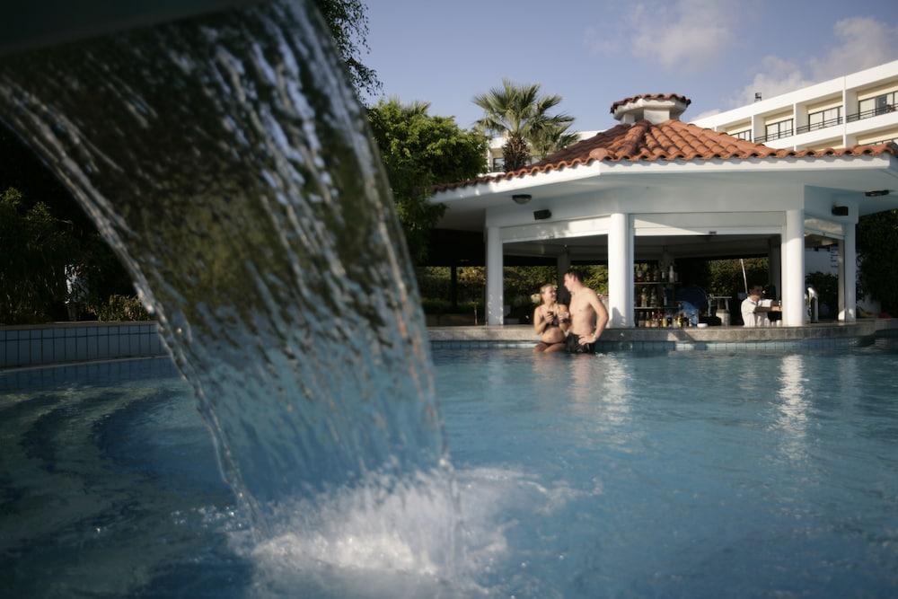 Avanti Hotel Paphos Esterno foto